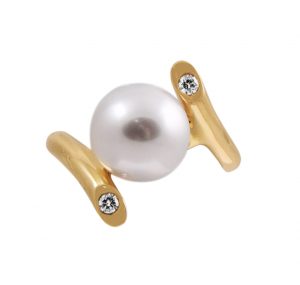 An 18K yellow gold South Sea pearl twist diamond ring, featuring a 10mm round white South Sea pearl framed by an open twist with a diamond on each end.. Pearl size: 10mm Carat  0.07 Ring size: N