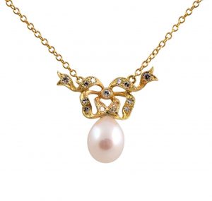 This Fresh Water pearl pendant Vintage inspired ornate design, is made in 18K yellow gold, featuring a 9mm fresh water pearl. The chain is included. Pearl size: 1 = 9mm
