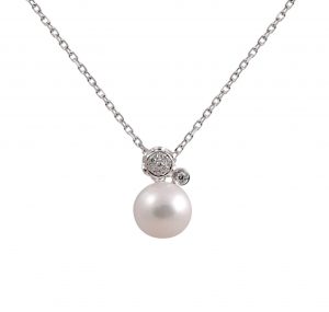 This Fresh Water pearl pendant with bubble bail, is made in 18K white gold, 9mm fresh water pearl and is set with a circular bail with diamonds. The chain is adjustable from 42 - 45cm. Pearl size: 1 = 9mm