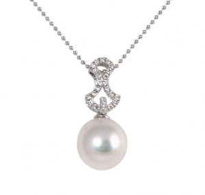 Diamond South Sea pearl pendant, is made in 18K white gold, featuring a 10mm South Sea pearl and is set in a unque diamond bail. The chain is not included. Pearl size: 1 = 10mm Carat: D24 = 0.16ct