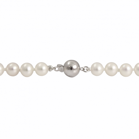 Graduated freshwater pearl necklace
